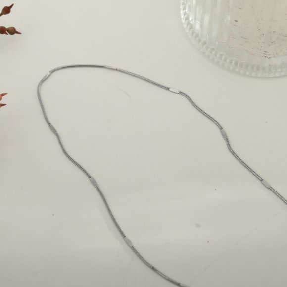 Less is More: SVET Dainty Minimalist Silver Necklace - Picture 8 of 9
